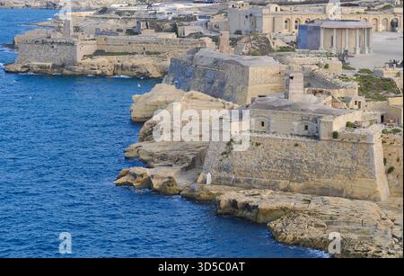 Vue aérienne de Fort Ricasoli East Breakwater. Vagues, mer Méditerranée, île de Malte Banque D'Images