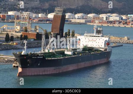 Barcelone, Espagne - 26 septembre 2025 : le pétrolier cargo HANSA TROMSOE au port de Barcelone, Espagne, le 26 septembre 2025. Banque D'Images