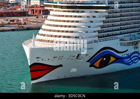 Barcelone, Espagne - 26 septembre 2025 : Port de croisière de Barcelone, Nouveau navire de croisière de construction allemande AIDAcosma à Barcelone, Espagne le 26 septembre 2025 Banque D'Images