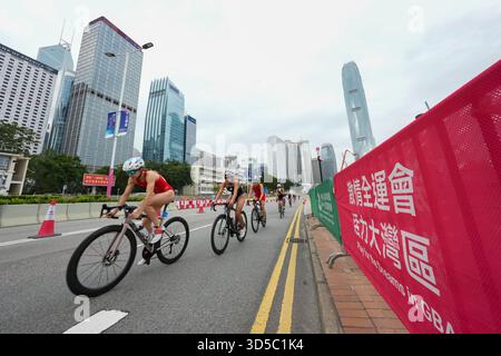 Hong Kong, Chine. 15 novembre 2025. Les athlètes concourent pendant le triathlon individuel féminin aux 15es Jeux nationaux de Chine à Hong Kong, dans le sud de la Chine, le 15 novembre 2025. Crédit : Wu lu/Xinhua/Alamy Live News Banque D'Images