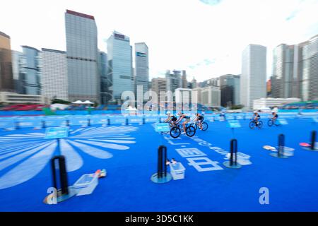 Hong Kong, Chine. 15 novembre 2025. Les athlètes concourent pendant le triathlon individuel féminin aux 15es Jeux nationaux de Chine à Hong Kong, dans le sud de la Chine, le 15 novembre 2025. Crédit : Wu lu/Xinhua/Alamy Live News Banque D'Images