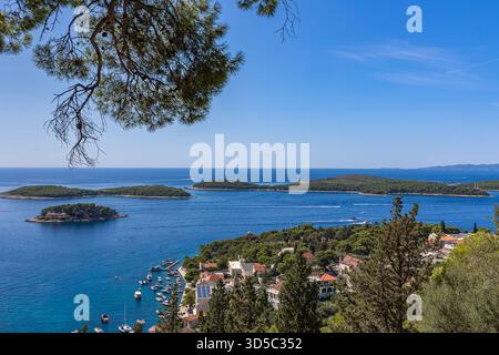Point de vue du château sur l'île croate de Hvar avec ses archipels Banque D'Images