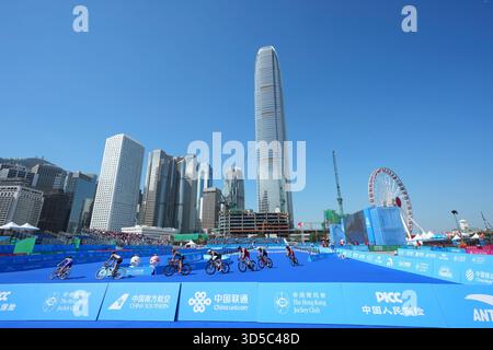 Hong Kong, Chine. 15 novembre 2025. Les athlètes concourent pendant le triathlon individuel masculin aux 15e Jeux nationaux de Chine à Hong Kong, dans le sud de la Chine, le 15 novembre 2025. Crédit : Wu lu/Xinhua/Alamy Live News Banque D'Images
