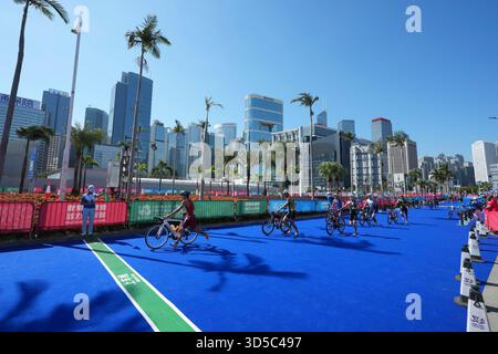 Hong Kong, Chine. 15 novembre 2025. Les athlètes concourent pendant le triathlon individuel masculin aux 15e Jeux nationaux de Chine à Hong Kong, dans le sud de la Chine, le 15 novembre 2025. Crédit : Wu lu/Xinhua/Alamy Live News Banque D'Images