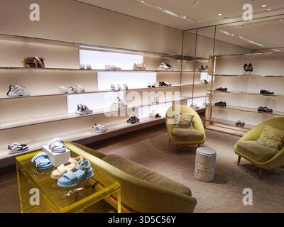 Intérieur de boutique Louis Vuitton avec sacs à main design. Londres, Royaume-Uni, 8 juin 2024 Banque D'Images