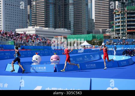 Hong Kong, Chine. 15 novembre 2025. Oscar Coggins (C) de Hong Kong participe au triathlon individuel masculin aux 15es Jeux nationaux de Chine à Hong Kong, dans le sud de la Chine, le 15 novembre 2025. Crédit : Wu lu/Xinhua/Alamy Live News Banque D'Images