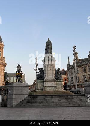Monument en pierre avec statue sur une place historique de la ville pendant la lumière de début de soirée à Hull, Angleterre. Monument urbain entouré d'une architecture classique Banque D'Images