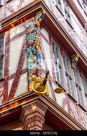 Maison de l'échelle dorée dans la vieille ville de Francfort, symbole de la justice Banque D'Images