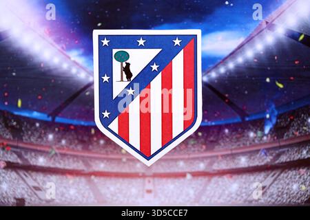 KIEV, UKRAINE - 23 FÉVRIER 2025 L'écusson du club de football de l'Atletico de Madrid se trouve sur la bannière de fond du stade de football Banque D'Images