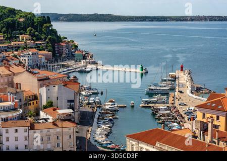 Port de pêche et port de plaisance de la ville côtière de Piran par une journée d'été ensoleillée, Slovénie Banque D'Images