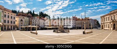 Superbe vue panoramique sur la place Tartini dans la ville médiévale de Piran, Slovénie. Banque D'Images