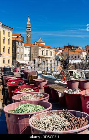 Engins de pêche dans le port de pêche de la ville côtière de Piran, mer Adriatique, Slovénie. Banque D'Images