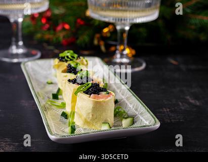 Canapés apéritif avec saumon et caviar noir sur la table de Noël. Canapés avec poisson et caviar.vue de dessus, bannière Banque D'Images