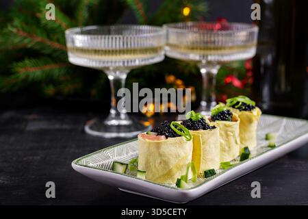 Canapés apéritif avec saumon et caviar noir sur la table de Noël. Canapés avec poisson et caviar. Banque D'Images