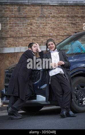 Les étudiants de la yeshiva juive traînent pendant la pause déjeuner. À Brooklyn, New York. Banque D'Images