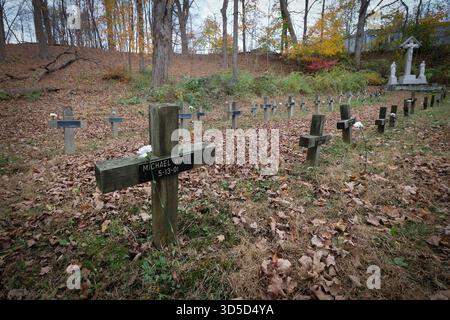 Un des nombreux petits marqueurs pour le défunt à l'établissement correctionnel Taconic de Bedford, Westchester, New York. Banque D'Images