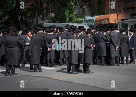 Un grand groupe d'hommes juifs hassidiques se réunit avec la plupart des personnes photographiées par derrière. À Brooklyn, New York Banque D'Images