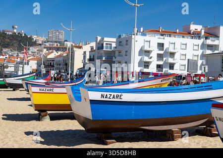 Plage de Nazare, côte d'argent Portugal, exposition de bateaux de pêche multicolores historiques traditionnels portugais sur la plage, Portugal, Europe Banque D'Images