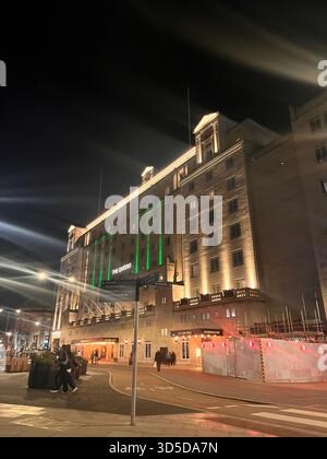 Hôtel de luxe et bâtiment commercial avec éclairage vert dans le centre-ville de Leeds, en Angleterre, capturé la nuit. Banque D'Images