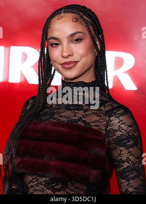 Los Angeles, États-Unis. 15 novembre 2025. LOS ANGELES, CALIFORNIE, États-Unis - 14 NOVEMBRE : Riley Simpson arrive au lancement de l'expérience pop-up TirTir 'Radiate in Red' qui s'est tenu au 8175 Melrose Avenue le 14 novembre 2025 à Los Angeles, Californie, États-Unis. (Photo de Kay Qiao/image Press Agency) crédit : image Press Agency/Alamy Live News Banque D'Images