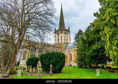 Une vue vers l'église de la Sainte Trinité à Stratford, Royaume-Uni au printemps Banque D'Images