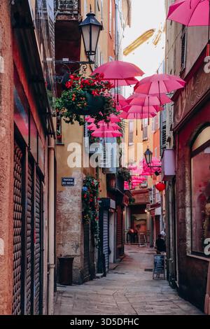 Grasse, France - 23 juillet 2023 : célèbres parapluies roses décorant les rues centrales de Grasse Banque D'Images