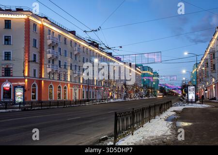 Mourmansk, Russie - 11 mars 2025 : L'avenue Lénine, la rue centrale de Mourmansk, est décorée d'illuminations ressemblant à l'aurore boréale Banque D'Images