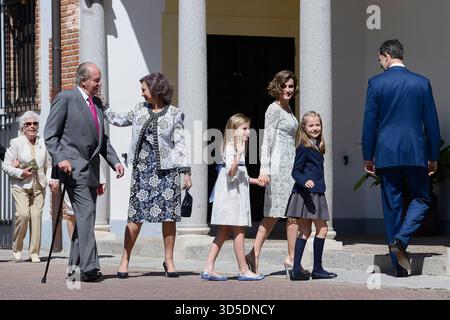 Le roi Felipe VI d'Espagne, la reine Letizia d'Espagne, la princesse Leonor, la princesse Sofia, le roi Juan Carlos, la reine Sofia arrivent l'église Asuncion de Nuestra Senora pour la première communion de la princesse héritière Leonor le 20 mai 2015 à Madrid, Espagne. Banque D'Images