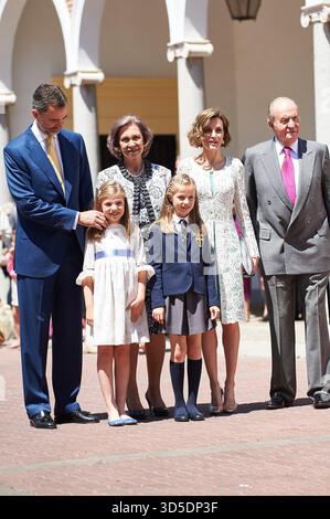 Le roi Felipe VI d'Espagne, la princesse Leonor, la princesse Sofia, la reine Letizia d'Espagne, la reine Sofia, le roi Juan Carlos posent pour les photographes après la première communion de la princesse héritière Leonor d'Espagne à l'église Asuncion de Nuestra Senora le 20 mai 2015, Aravaca près de Madrid. Banque D'Images