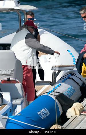 Le roi Juan Carlos d'Espagne à bord du bateau Cristina après le premier jour de la troisième série de la Coupe d'Espagne du 6 mètres au Sanxenxo Royal Yacht Club le 20 mai 2022 à Sansenxo, Espagne. Après près de deux ans d'exil aux Emirats Arabes Unis suite à une série de scandales financiers, l'ancien roi d'Espagne fait son premier voyage de retour en Espagne, lors d'une brève visite qui a suscité de nombreuses critiques.Sansenxo.Espagne. 20220520,. Le roi Juan Carlos d'Espagne assiste à la troisième série de la Coupe d'Espagne 6 mètres jour 1 au Sanxenxo Royal Yacht Club le 20 mai 2022 à Sansenxo, Espagne. Après près de deux ans d'exil Banque D'Images
