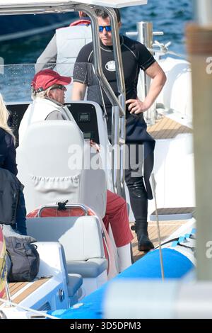 Le roi Juan Carlos d'Espagne à bord du bateau Cristina après le premier jour de la troisième série de la Coupe d'Espagne du 6 mètres au Sanxenxo Royal Yacht Club le 20 mai 2022 à Sansenxo, Espagne. Après près de deux ans d'exil aux Emirats Arabes Unis suite à une série de scandales financiers, l'ancien roi d'Espagne fait son premier voyage de retour en Espagne, lors d'une brève visite qui a suscité de nombreuses critiques.Sansenxo.Espagne. 20220520,. Le roi Juan Carlos d'Espagne assiste à la troisième série de la Coupe d'Espagne 6 mètres jour 1 au Sanxenxo Royal Yacht Club le 20 mai 2022 à Sansenxo, Espagne. Après près de deux ans d'exil Banque D'Images
