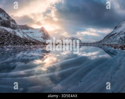Vue aérienne du lac gelé dans les Lofoten, Norvège, montagnes enneigées Banque D'Images