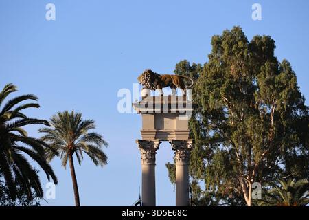 Statue de lion dans les jardins Murillo à Séville, Andalousie, Espagne Banque D'Images
