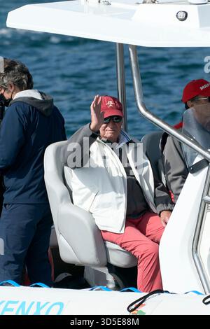 Le roi Juan Carlos d'Espagne à bord du bateau Cristina après le premier jour de la troisième série de la Coupe d'Espagne du 6 mètres au Sanxenxo Royal Yacht Club le 20 mai 2022 à Sansenxo, Espagne. Après près de deux ans d'exil aux Emirats Arabes Unis suite à une série de scandales financiers, l'ancien roi d'Espagne fait son premier voyage de retour en Espagne, lors d'une brève visite qui a suscité de nombreuses critiques.Sansenxo.Espagne. 20220520,. Le roi Juan Carlos d'Espagne assiste à la troisième série de la Coupe d'Espagne 6 mètres jour 1 au Sanxenxo Royal Yacht Club le 20 mai 2022 à Sansenxo, Espagne. Après près de deux ans d'exil Banque D'Images