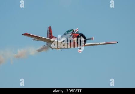 MONROE, Caroline du Nord (États-Unis) - 9 novembre 2025 : avion de Troie T-28 en vol au Warbirds Over Monroe Air Show. Banque D'Images