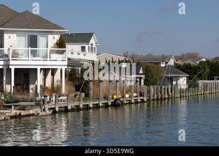 Wooden Dock et Beachfront Homes on a Sunny Waterfront Day, Amityville, long Island, New Yoork Banque D'Images