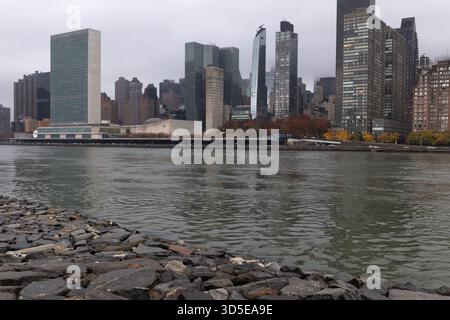 Skyline de Midtown Manhattan avec le siège des Nations Unies le jour nuageux Banque D'Images