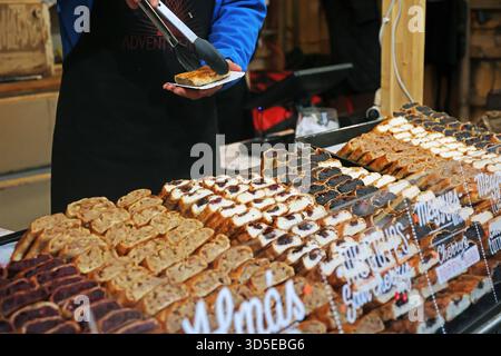 Rouleaux de strudel hongrois traditionnels appelés rétes remplis de cerise aigre, de pomme et de fromage cottage exposés au marché de Noël de Budapest Banque D'Images