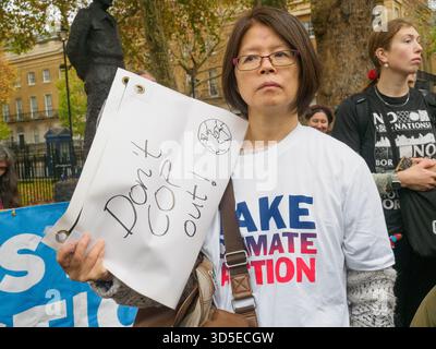 Londres, Royaume-Uni. 15 novembre 2024. Ne fais pas de COP dehors ! Agissez pour le climat. Les militants des nombreux groupes de la Climate Justice Coalition protestent alors que les négociations de l’ONU sur le climat se déroulent à la COP30 au Brésil. Ils sont venus en solidarité avec ceux qui luttent pour survivre contre les turbulences économiques, les catastrophes climatiques, les attaques contre les droits de l'homme et les génocides dans le monde entier et appellent à un monde basé sur les besoins des gens plutôt que sur les profits des milliardaires. Peter Marshall/Alamy Live News Banque D'Images