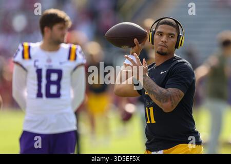 Baton Rouge, États-Unis. 15 novembre 2025. Michael van Buren Jr. (11 ans), quarterback des Tigers de la LSU, se réchauffe lors d'un match de football universitaire de la Southeastern Conference, le samedi 15 novembre 2025 au Tiger Stadium de Baton Rouge, en Louisiane. (Photo de Peter G. Forest/Sipa USA) crédit : Sipa USA/Alamy Live News Banque D'Images