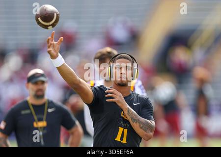 Baton Rouge, États-Unis. 15 novembre 2025. Michael van Buren Jr. (11 ans), quarterback des Tigers de la LSU, se réchauffe lors d'un match de football universitaire de la Southeastern Conference, le samedi 15 novembre 2025 au Tiger Stadium de Baton Rouge, en Louisiane. (Photo de Peter G. Forest/Sipa USA) crédit : Sipa USA/Alamy Live News Banque D'Images