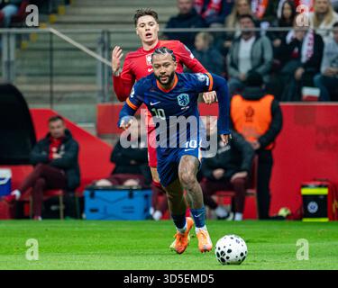 Varsovie, Pologne. 15 novembre 2025. Memphis Depay, des pays-Bas, et Nicola Zalewski, de Pologne, lors du match du Groupe G de qualification de la Coupe du monde de la FIFA 2026 opposant la Pologne aux pays-Bas au stade PGE Narodowy à Varsovie, en Pologne, le 14 novembre 2025 (photo Andrew Surma/Sipa USA). Crédit : Sipa USA/Alamy Live News Banque D'Images