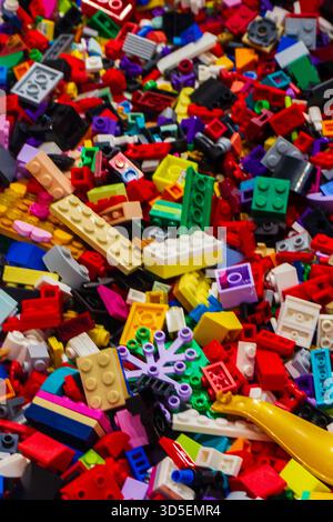 Pile de briques LEGO colorées – blocs de construction assortis pour le jeu créatif, l'éducation et le plaisir Banque D'Images