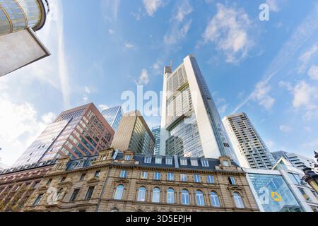 Francfort, Allemagne - 21 octobre 2025 : le quartier financier de Francfort présente des gratte-ciels de verre modernes surplombant un bâtiment historique orné und Banque D'Images