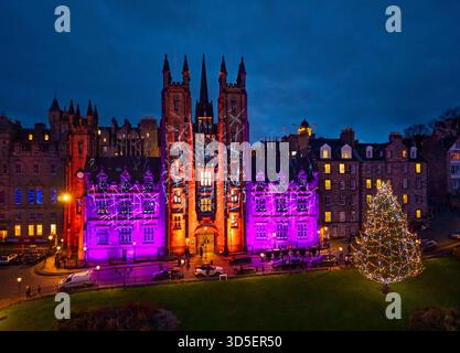 Édimbourg, Écosse, Royaume-Uni. 15 novembre 2025. Vues aériennes la nuit d'Édimbourg le jour de l'ouverture du marché de Noël annuel dans Princes Street Gardens. Pic ; le New College de l'Université d'Édimbourg et l'arbre de Noël sur la butte illuminé. Iain Masterton/Alamy Live News Banque D'Images