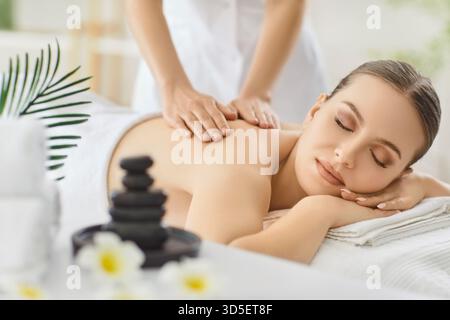 Gros plan de la jeune femme recevant un massage relaxant dans le centre de spa Banque D'Images