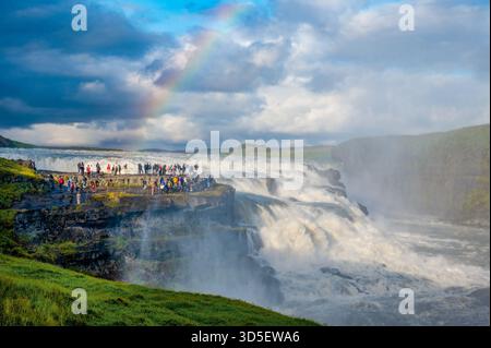 Les touristes profitent d'une vue panoramique sur la cascade Gullfoss, en Islande Banque D'Images