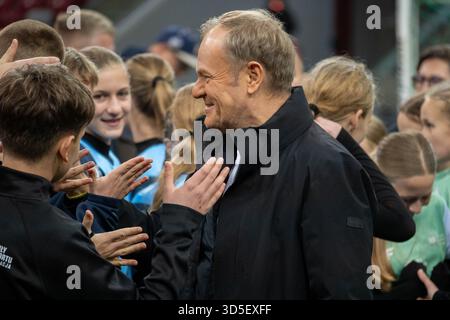 Varsovie, Pologne. 15 novembre 2025. Le premier ministre polonais DONALD TUSK vu lors d'une conférence de presse lors de la finale de la coupe du STADE Z ORLIKA NA. Banque D'Images