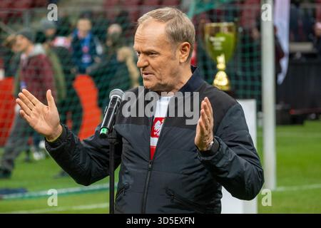 Varsovie, Pologne. 15 novembre 2025. Le premier ministre polonais DONALD TUSK vu lors d'une conférence de presse lors de la finale de la coupe du STADE Z ORLIKA NA. Banque D'Images