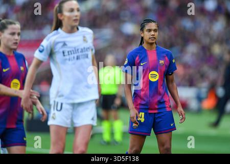 Barcelone, ESP. 15 novembre 2025. FC BARCELONE VS REAL MADRID. 15 novembre 2025 Esmee Brugts (24) du FC Barcelone lors du match entre le FC Barcelone et le Real Madrid correspondant à la onzième journée de la Liga F Moeve au stade olympique Lluis Companys de Montjuic à Barcelone, Espagne, le 15 novembre 2025. Crédit : Rosdemora/Alamy Live News Banque D'Images